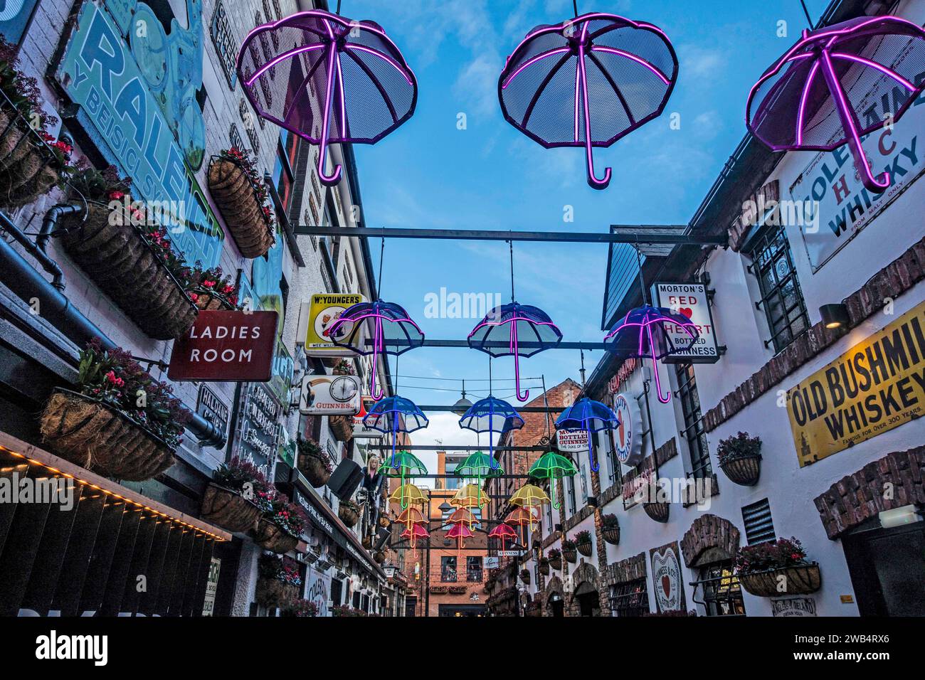 Das Handelsgericht im Cathedral Quarter von Belfast, Nordirland. Einst das kommerzielle Herz der Stadt, ist es mit alten Erinnerungsstücken dekoriert. Stockfoto