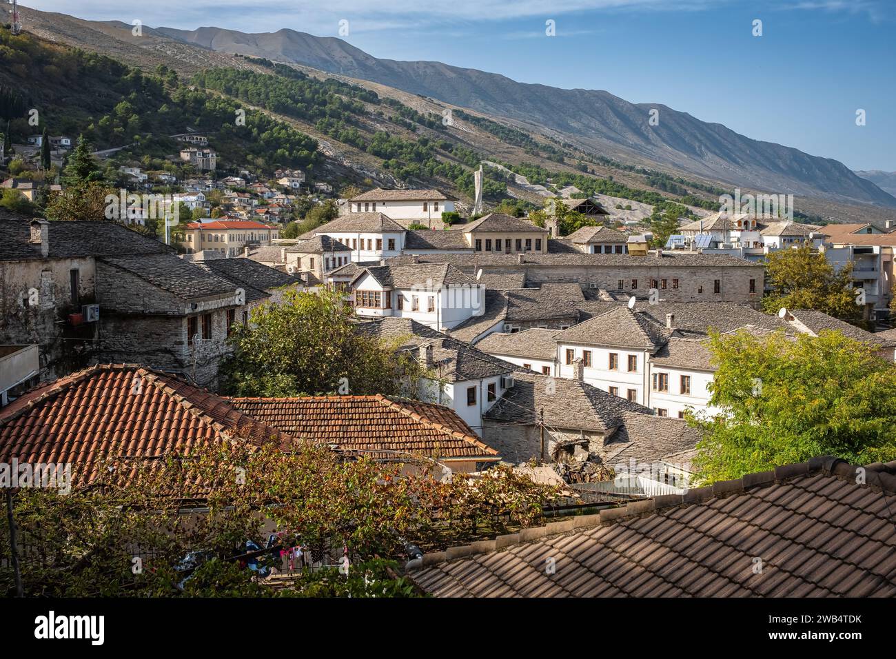 Stadtbild der Altstadt Gjirokaster Altstadt, Albanien. Alte ottomanische Häuser in Gjirokaster. Reisefoto, niemand, Kopierraum für Text Stockfoto