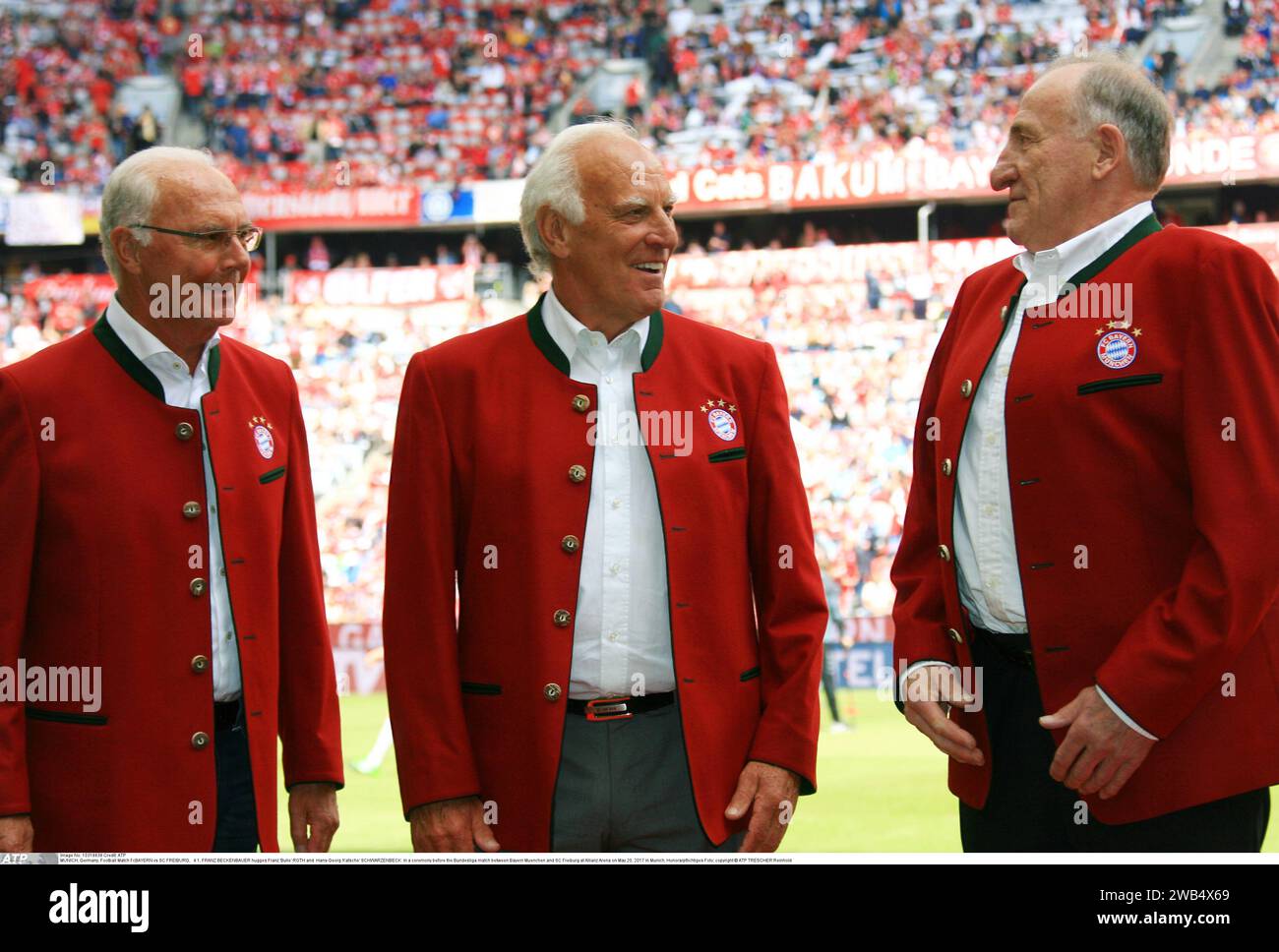 München, Deutschland. Mai 2017. Fußballlegende FRANZ BECKENBAUER starb am 7. Januar 2024 - MÜNCHEN, Deutschland, Fußballspiel FcBAYERN gegen SC FREIBURG, 4:1, FRANZ BECKENBAUER umarmt Franz 'Bulle' ROTH und Hans-Georg 'Katsche' SCHWARZENBECK in einer Zeremonie vor dem Bundesliga-Spiel zwischen Bayern München und SC Freiburg in der Allianz Arena am 20. Mai, 2017 in München, Honorarpflichtiges Foto; Copyright © ATP TRESCHER Reinhold (TRESCHER Reinhold/ATP/SPP) Credit: SPP Sport Pressefoto. /Alamy Live News Stockfoto