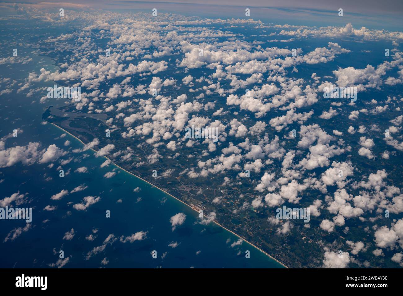 13.07.2023, Singapur, Republik Singapur, Asien - Blick auf die Kueste Thailands und die Andamanensee waehrend des Fluges ueber den Wolken mit Reiseziel Singapur. *** 13 07 2023, Singapur, Republik Singapur, Asien Ansicht der Küste Thailands und der Andamanensee während des Fluges über den Wolken mit Ziel Singapur Stockfoto