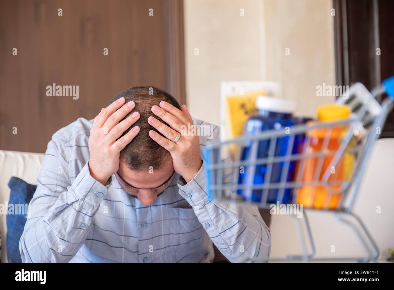 Mann mit Bankkarte und Medizin stellen die Kosten für Heilung oder Behandlung dar Stockfoto