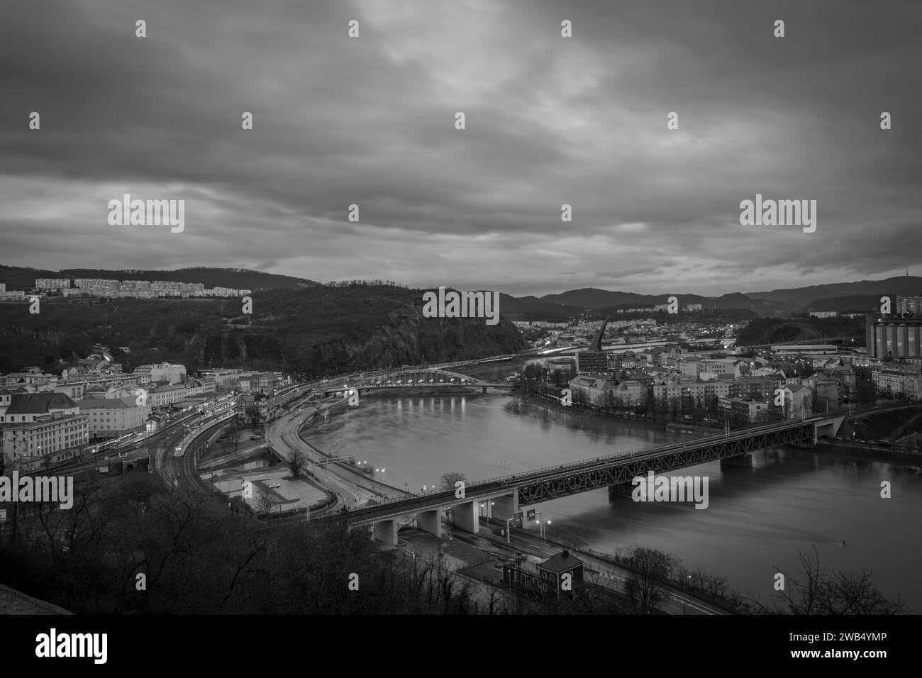 Nacht überfluteter Winter ohne Schnee Fluss Labe mit bewölktem Himmel in Usti nad Labem CZ 12 26 2023 Stockfoto