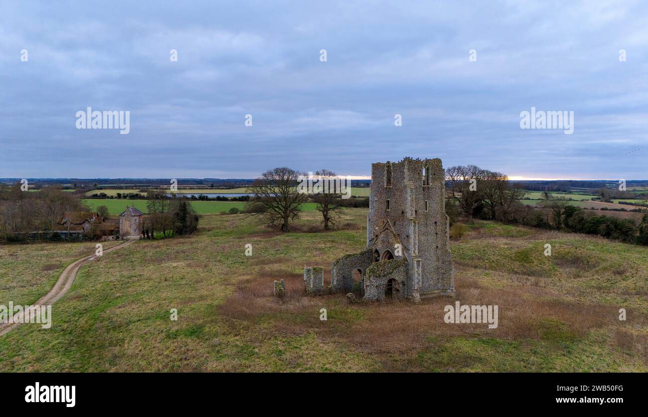 Ein Drohnenbild mit Blick über den Turm und die Ruinen von St. Edmund in Egmere, North Norfolk, Großbritannien. Stockfoto