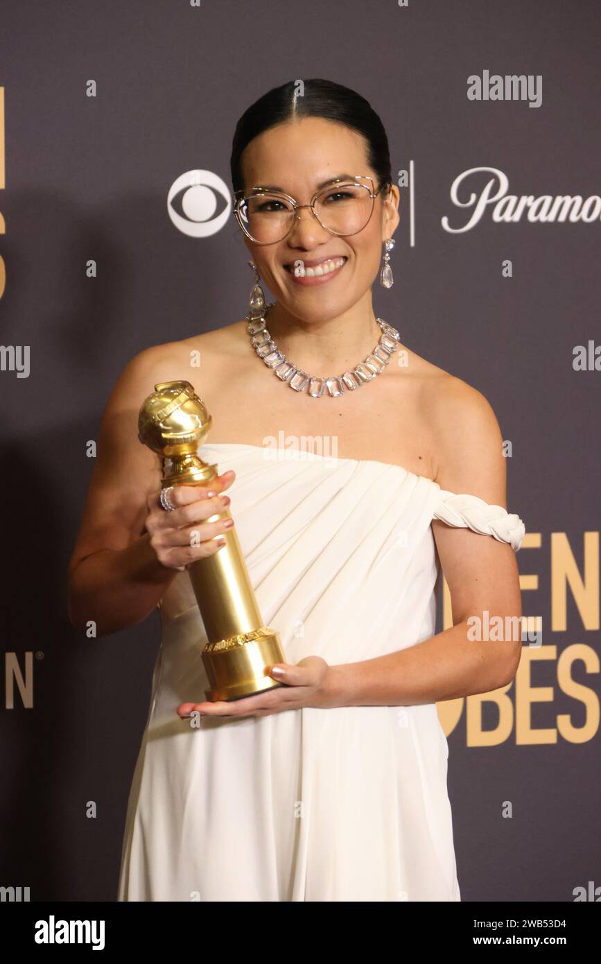 Beverly Hills, USA. Januar 2024. Ali Wong, Gewinner der Best Performance in a Limited Series, Anthology Series oder Motion Picture Made for Television Award für „Beef“-Posen im Presseraum während der 81. Jährlichen Golden Globe Awards im Beverly Hilton am 07. Januar 2024 in Beverly Hills, Kalifornien. Foto: Crash?imageSPACE Credit: Imagespace/Alamy Live News Stockfoto