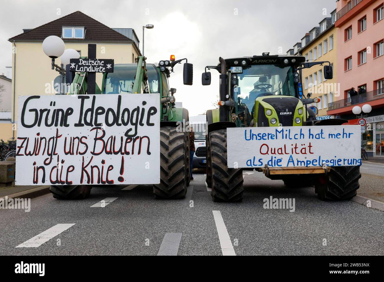 Mit schweren Traktoren finden in Bonn verschiedene Protestaktionen der Landwirte gegen geplante Streichungen im Agrarsektor statt. Die Bonner Innenstadt war durch die Sternfahrten der Bauern an diesem Protesttag zeitweise lahmgelegt. Bonn, 08.01.2024 *** Bauern setzen schwere Traktoren ein, um in Bonn verschiedene Proteste gegen geplante Kürzungen im Landwirtschaftssektor zu veranstalten Bonn-Innenstadt wurde durch die Bauernkundgebungen an diesem Protesttag vorübergehend gelähmt Bonn, 08 01 2024 Foto:XR.xSchmiegeltx/xFuturexImagex bauerndemo bonn 4110 Stockfoto