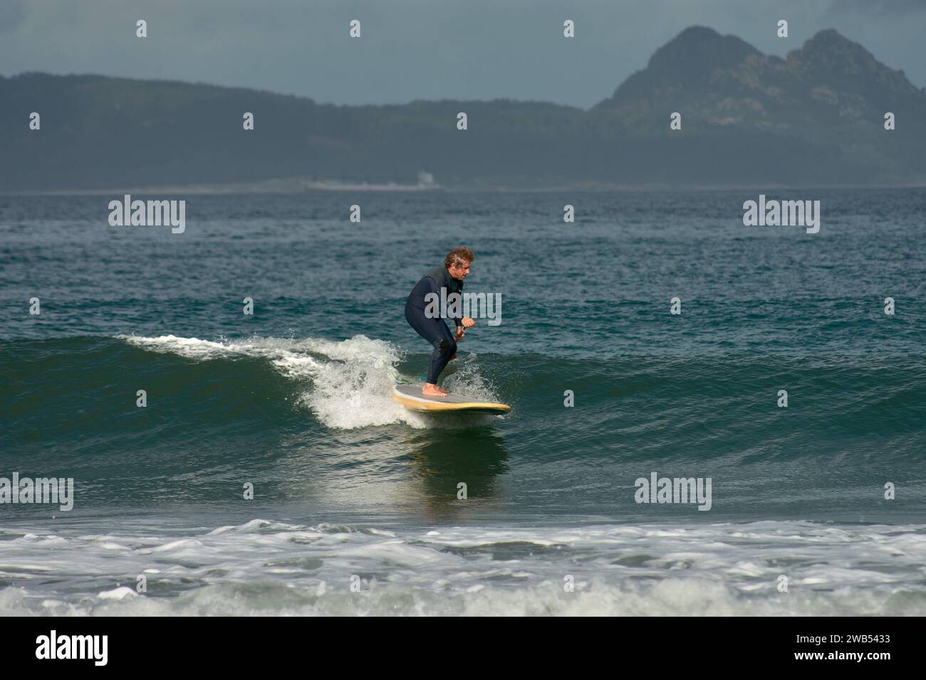 Der Strand von Patos in Nigrán Pontevedra ist voller Surfer, wenn starke Winde und Wellen angekündigt werden Stockfoto