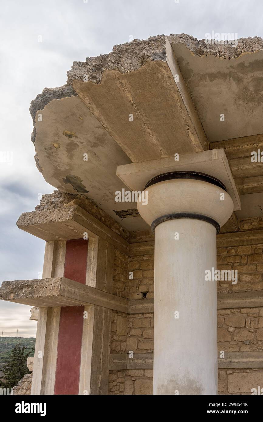 Alte Kolumnen im Palast von Knossos auf Kreta, Griechenland. Stockfoto