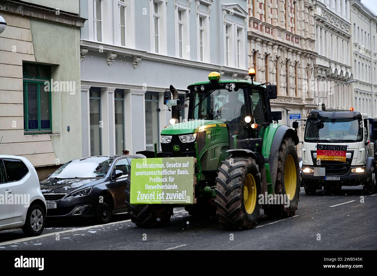 Landwirte und Fahrzeuge anderer Branchen fahren im Konvoi in Schrittgeschwindigkeit aus Protest gegen Agrarpolitik der Bundesregierung mit ihren Traktoren durch die Innenstadt. Görlitz, 08.01.2024 *** Bauern und Fahrzeuge aus anderen Branchen fahren mit ihren Traktoren in einem Konvoi im Görlitzer Stadtkern, um gegen die Agrarpolitik der Bundesregierung zu protestieren, 08 01 2024 Foto:XM.xWehnertx/xFuturexImagex bauerndemo goerlitz 4107 Stockfoto