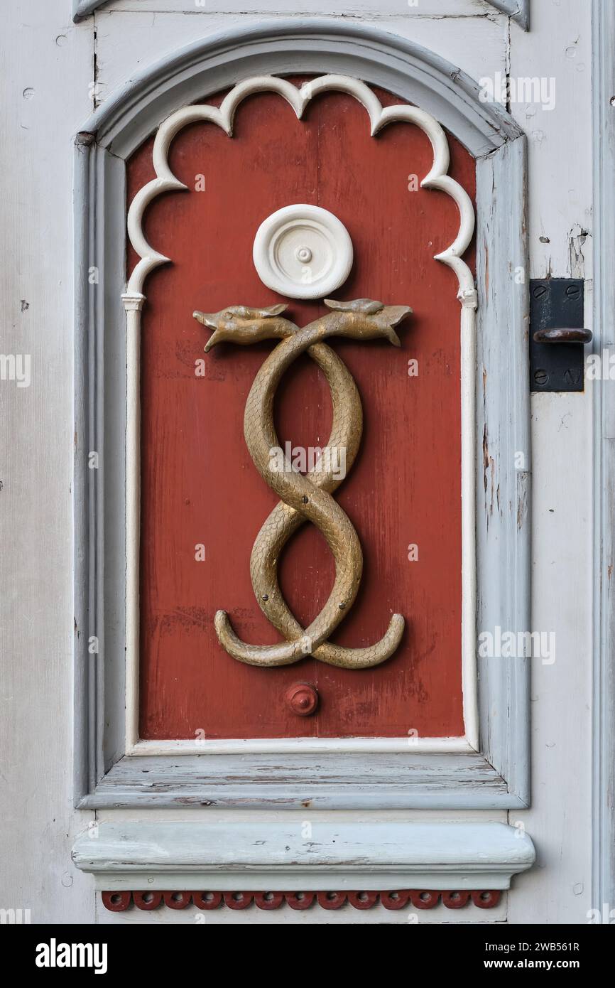 Altes Medizinsymbol der alten Apotheke. Retro-Emblem der Medizin - zwei Schlangen, Caduceus, Schild an einer Holztür. Stockfoto