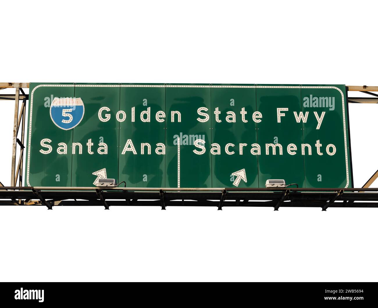 Interstate 5 Golden State Freeway-Schild nach Santa Ana oder Sacramento in Los Angeles, Kalifornien. Hintergrundausschnitt. Stockfoto