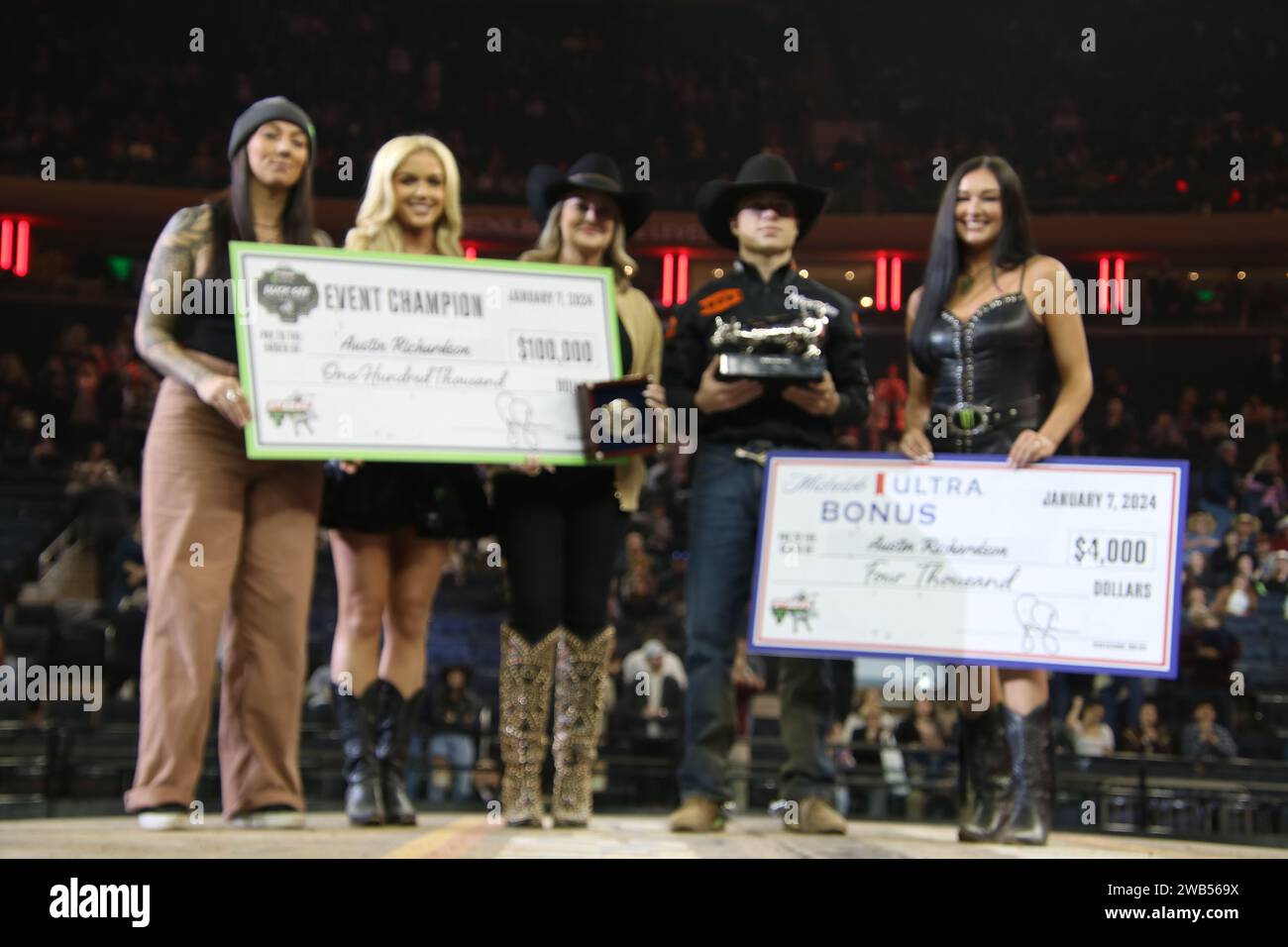 Madison Square Garden, 4 Pennsylvania Plaza, New York, NY 10001 USA. Januar 2024. Es ist Bull Time! Austin Richardson (Dallas, TX) nimmt den 1. Platz als Champion des „Monster Buck-Off – Unleash the Beast“-Wettbewerbs des Professional Bull Riders 2024 im New Yorker Madison Square Garden an. Quelle: ©Julia Mineeva/EGBN TV News/Alamy Live News Stockfoto