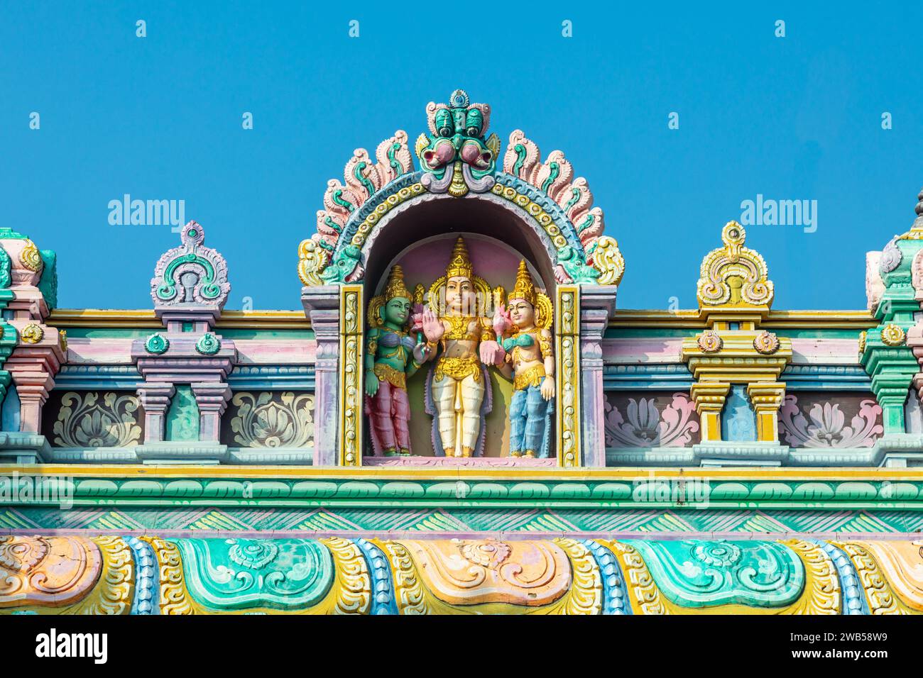 Farbenfrohe Fruchtbarkeitsgottesstatuen auf dem Karukathamman Tempel, Mahabalipuram, Tamil Nadu, Südindien Stockfoto