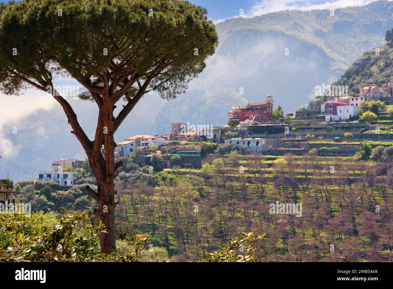 Kleines Dorf Ravello, eingebettet am Tyrrhenischen Meer an der italienischen Amalfiküste. Stockfoto