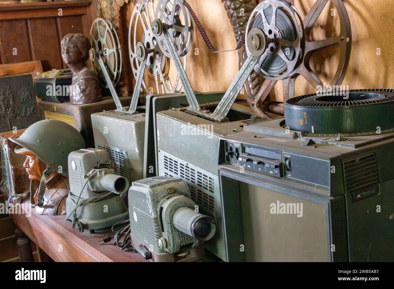 Eine staubige Sammlung alter audiovisueller Geräte Stockfoto