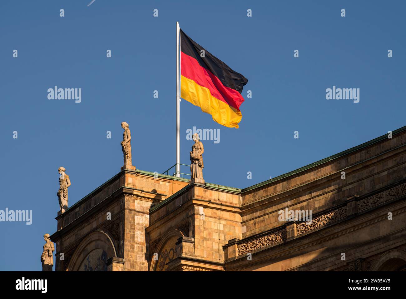 München, Deutschland - Dezember 20 2021: Das Maximilianeum, ein palastartiges Gebäude in München, wurde als Heimat einer begabten Studentenstiftung gebaut, aber seitdem Stockfoto