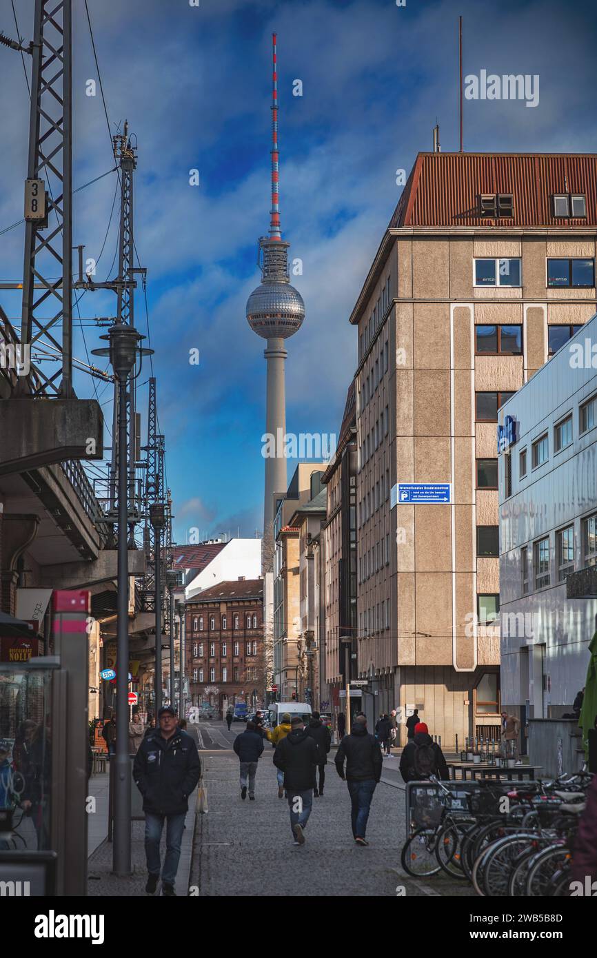 Berlin, Deutschland - 20. Dezember 2021: Berliner Fernsehturm oder Berliner Fernsehturm bei Nacht. Das berühmte 368 Meter hohe Gebäude wurde 1969 eröffnet Stockfoto