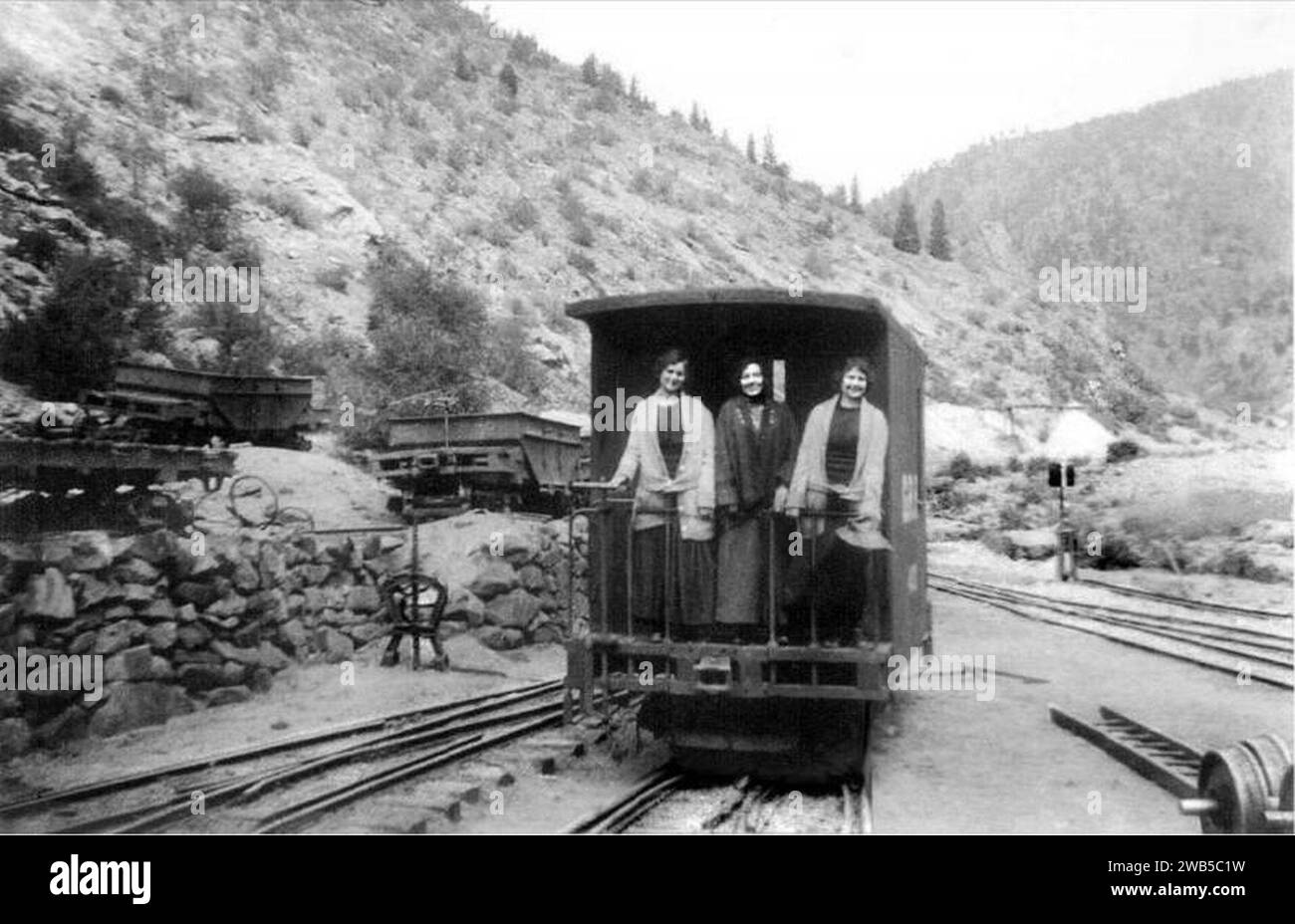 (1,93) Gilpin Tram, Caboose Nr. 400, an der Leitung zum Motorhaus. Stockfoto