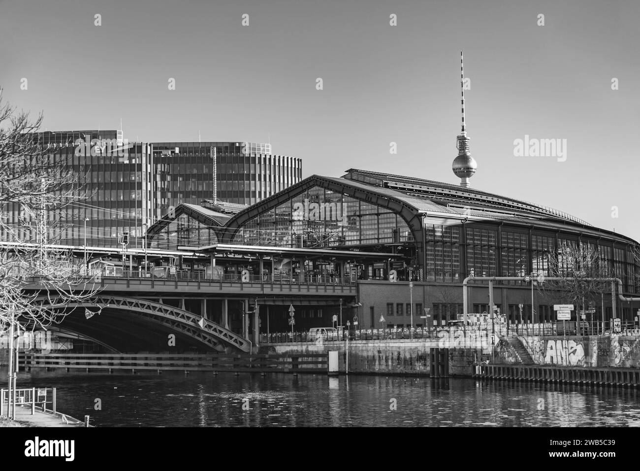 Berlin, Deutschland - 17. DEZ. 2021: Eisenbahnbrücke Friedrichstraße über die Spree in Berlin. Stockfoto