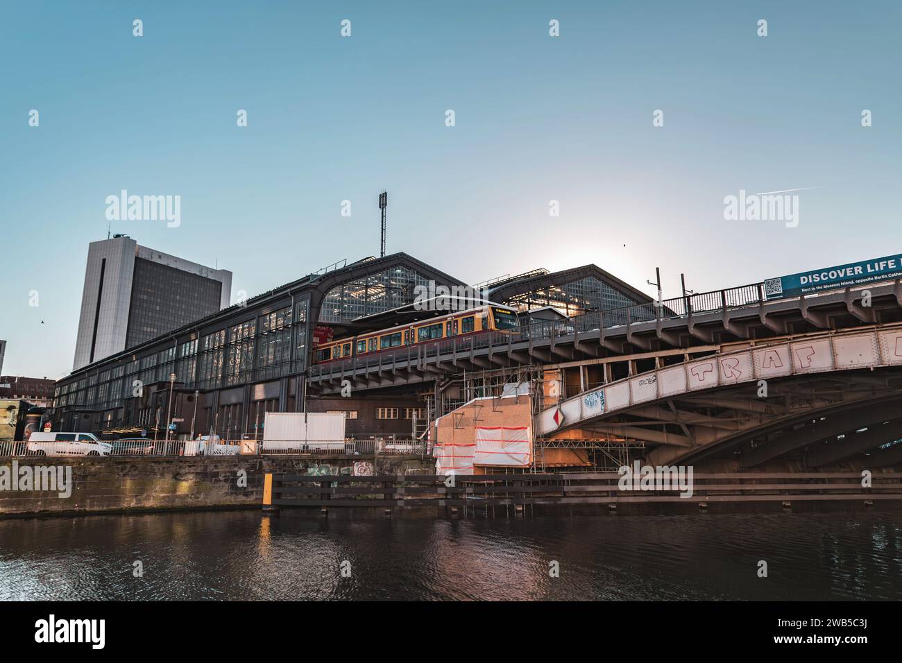 Berlin, Deutschland - 17. DEZ. 2021: Eisenbahnbrücke Friedrichstraße über die Spree in Berlin. Stockfoto