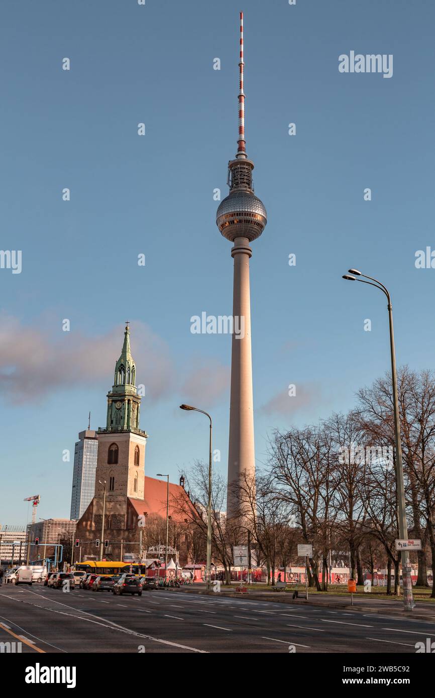 Berlin, Deutschland - 20. Dezember 2021: Berliner Fernsehturm oder Berliner Fernsehturm bei Nacht. Das berühmte 368 Meter hohe Gebäude wurde 1969 eröffnet Stockfoto