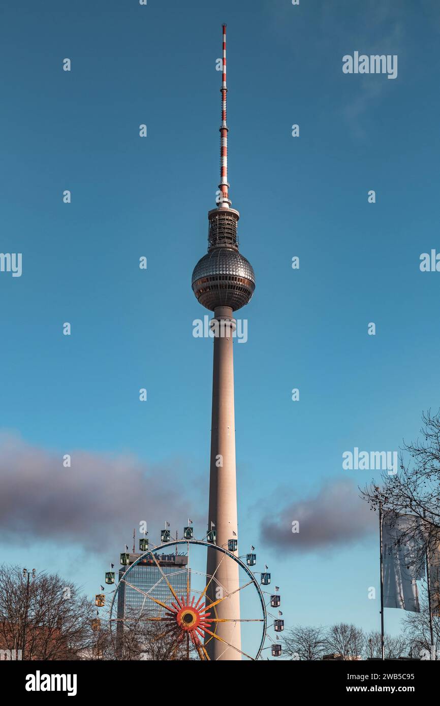 Berlin, Deutschland - 20. Dezember 2021: Berliner Fernsehturm oder Berliner Fernsehturm bei Nacht. Das berühmte 368 Meter hohe Gebäude wurde 1969 eröffnet Stockfoto