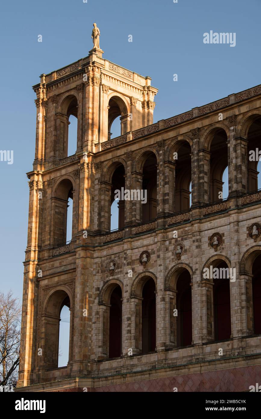 München, Deutschland - Dezember 20 2021: Das Maximilianeum, ein palastartiges Gebäude in München, wurde als Heimat einer begabten Studentenstiftung gebaut, aber seitdem Stockfoto