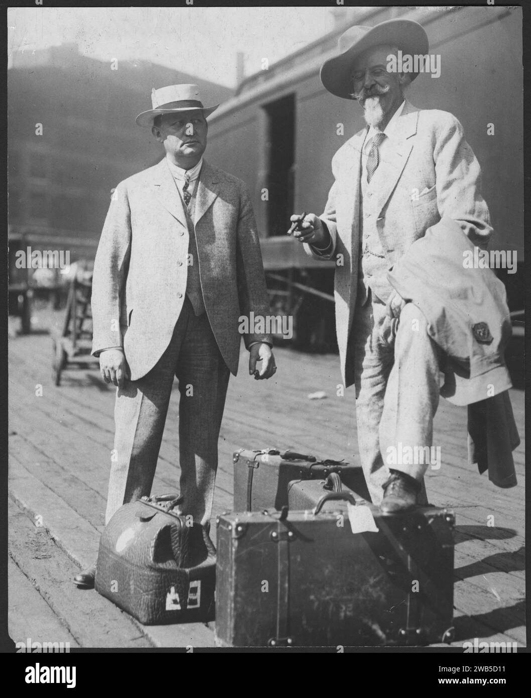 Harry Heye Tammen (links) Heinrich „Harry“ Heye Tammen (1856,–1924) US-amerikanischer Journalist mit William Frederick Cody Stockfoto