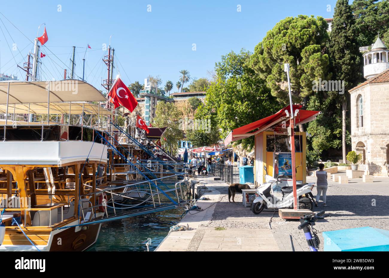 Unordentlicher Anlegestelle in Antalya mit Booten, im Zentrum von Antalya Türkei Stockfoto