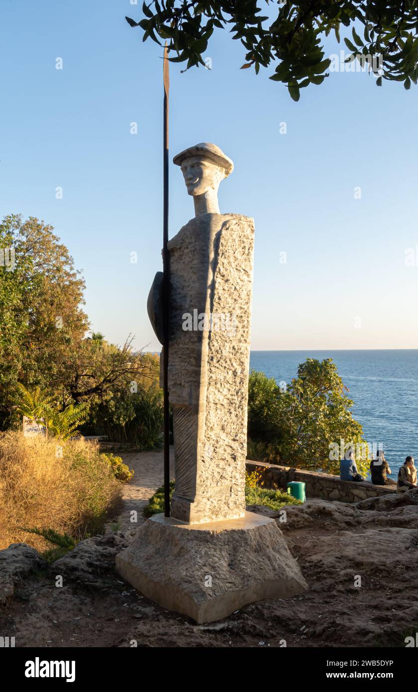 Karaalioğlu Park Antalya Türkei - Statue des mittelalterlichen Soldaten mit Turm und Schild Stockfoto