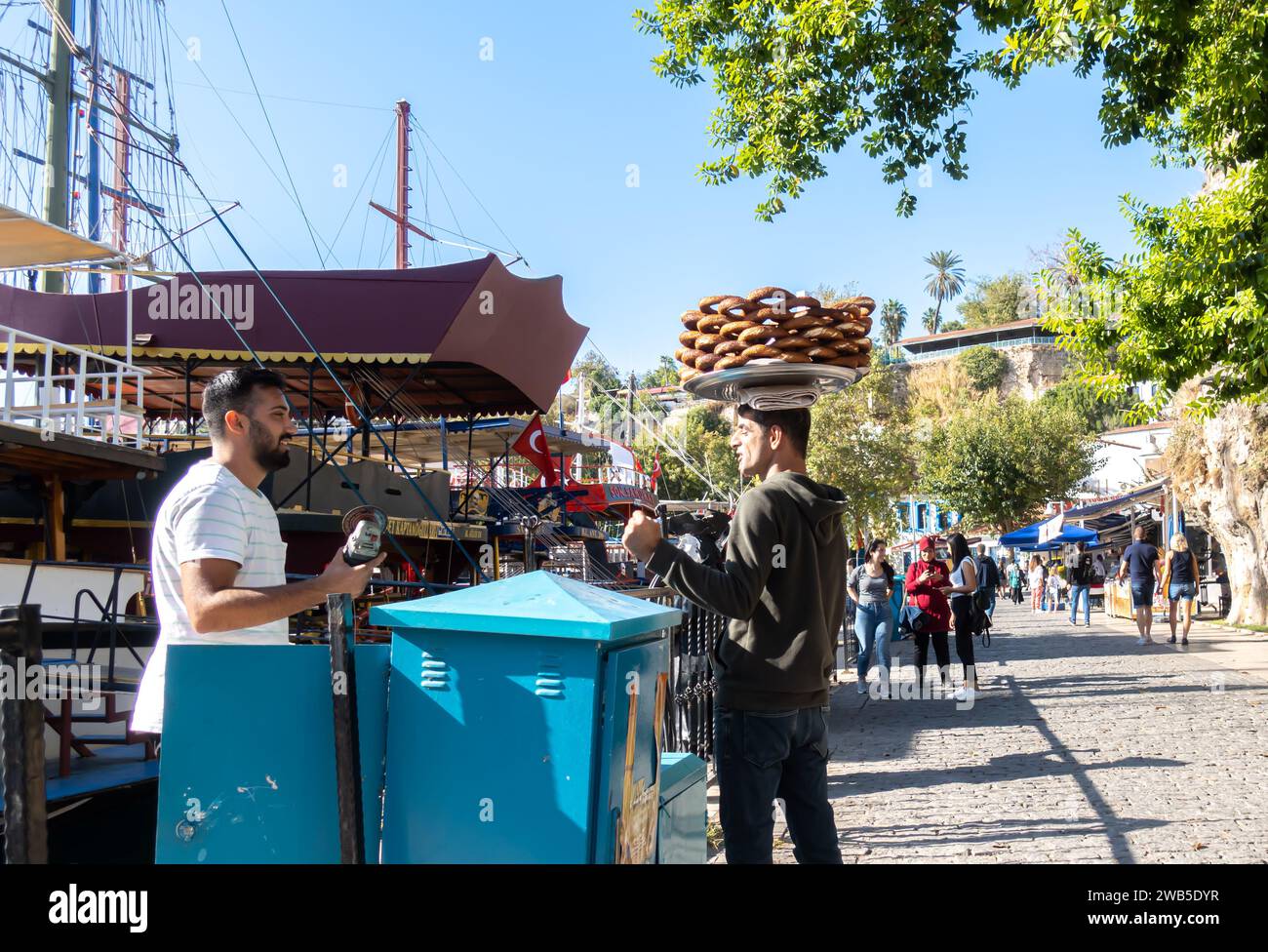 Türkischer Mann mit Simit auf dem Tablett auf dem Kopf - türkisches Sesambrot ringt in der Straße von Antalya Türkei Stockfoto