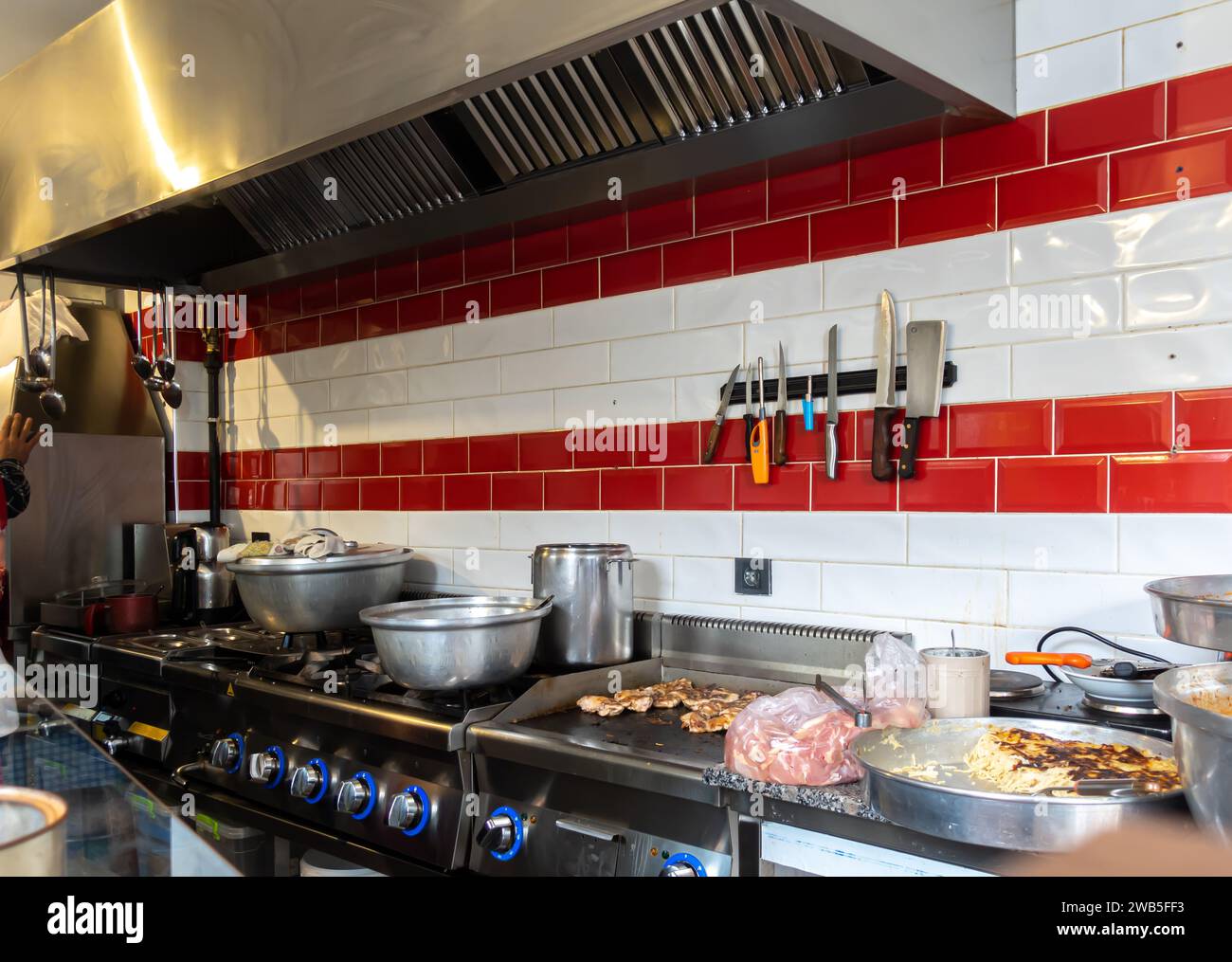 Antalya Café Küchenausstattung - Küchenutensilien - Herd Herd, Essen wird gekocht, Essen gekocht, Open Air, Café Hardware Café Geräte truthahn, Absaugung. Stockfoto