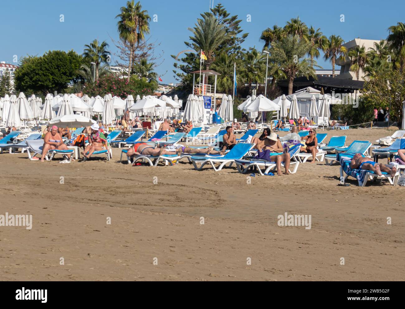 Touristen an einem Strand, Strand, einem Kurort Stadtseite, Antalya, Türkei Stockfoto