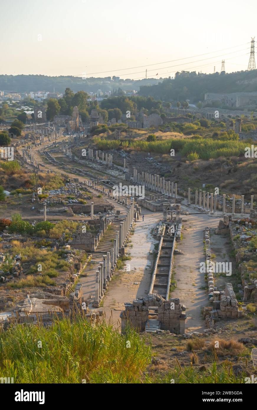 Blick von oben auf die Perge Hauptstraße Stockfoto