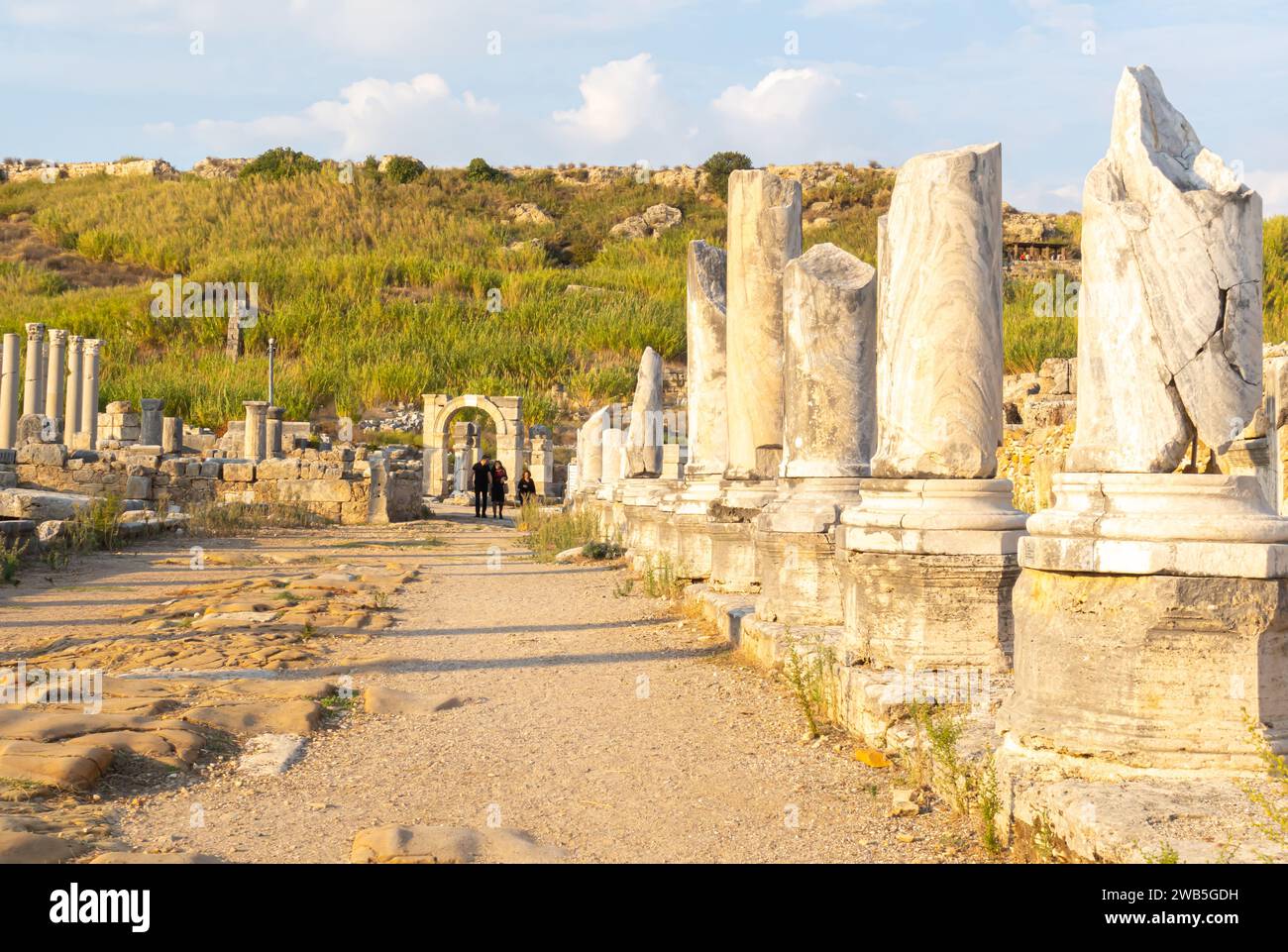 Perge Säulenstraße, alte lykische Stadt, Touristen Stockfoto