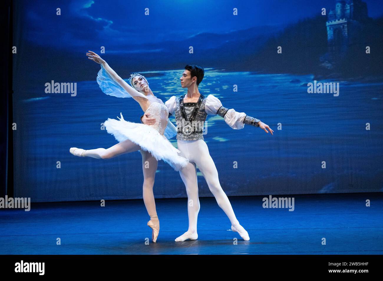 Martina Prefetto (Odette) und Vittório Scolè (Prinz Siegfried), DIE WICHTIGSTEN TÄNZERINNEN DES INTERNATIONALEN BALLETTS VARNA, DIE den Schwanensee ZU BEGINN IHRER UK-TOUR 2024 im BRISTOL HIPPODROME am 5. januar 2024 Foto von Aled Hopkins Stockfoto