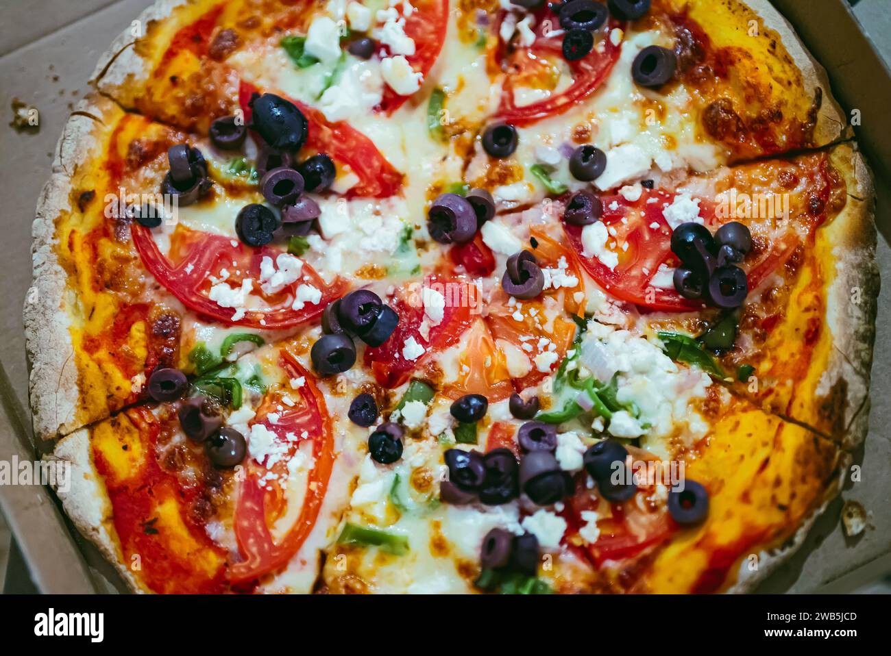 Griechische Pizza mit hefefreiem Teig. Stockfoto