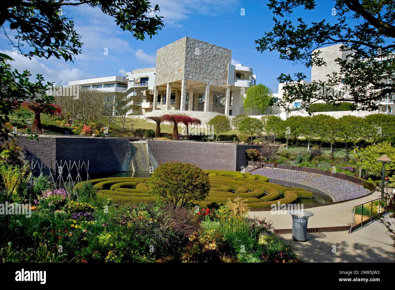 Zentraler Garten, entworfen vom Künstler Robert Irwin im Getty Center for the Arts in Los Angeles, CA Stockfoto Zentraler Garten, entworfen vom Künstler Robert Irwin im Getty Center for the Arts in Los Angeles, CA Stockfoto
