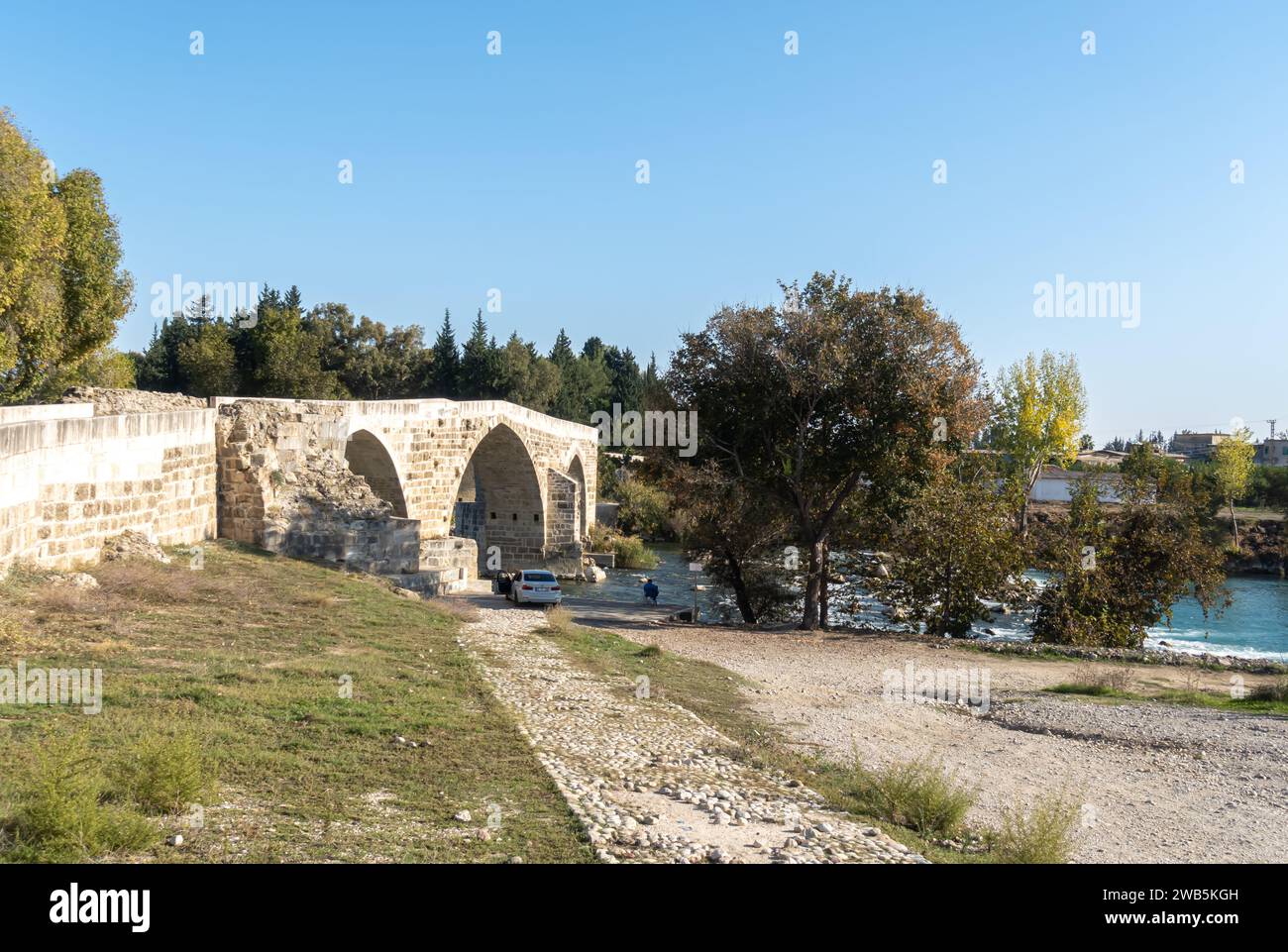 Die Belkis-Brücke (Köprüpazarı oder Serik) ist eine Seldschuk-Brücke über den Fluss Eurymedon (Köprücay) in der türkischen Provinz Antalya Stockfoto