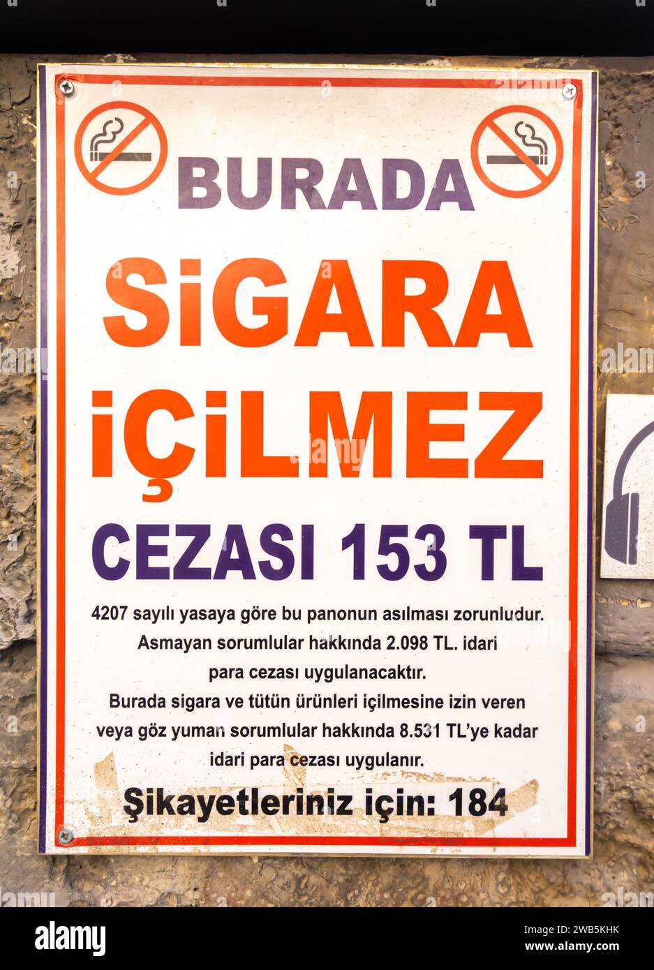 Rauchen verboten, Geldstrafe ist die Türkische Lira 153 für Rauchen in einem öffentlichen Park, Rauchen verboten Schild mit Beschreibung, Rauchen verboten. Anta Stockfoto