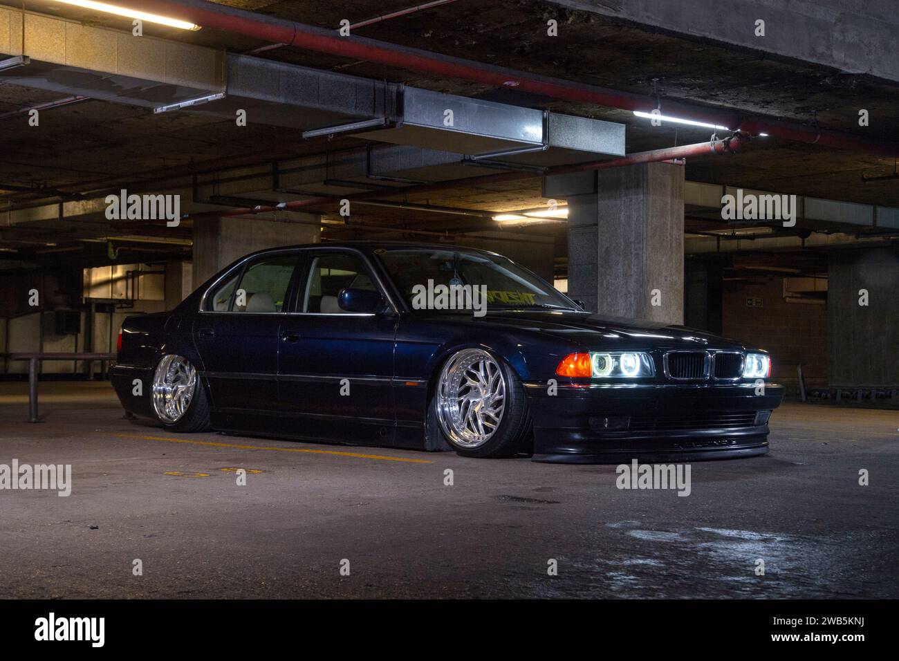 Modifizierter E38 BMW 7er, abgesenkter Airbag mit höhenverstellbarer Federung Stockfoto