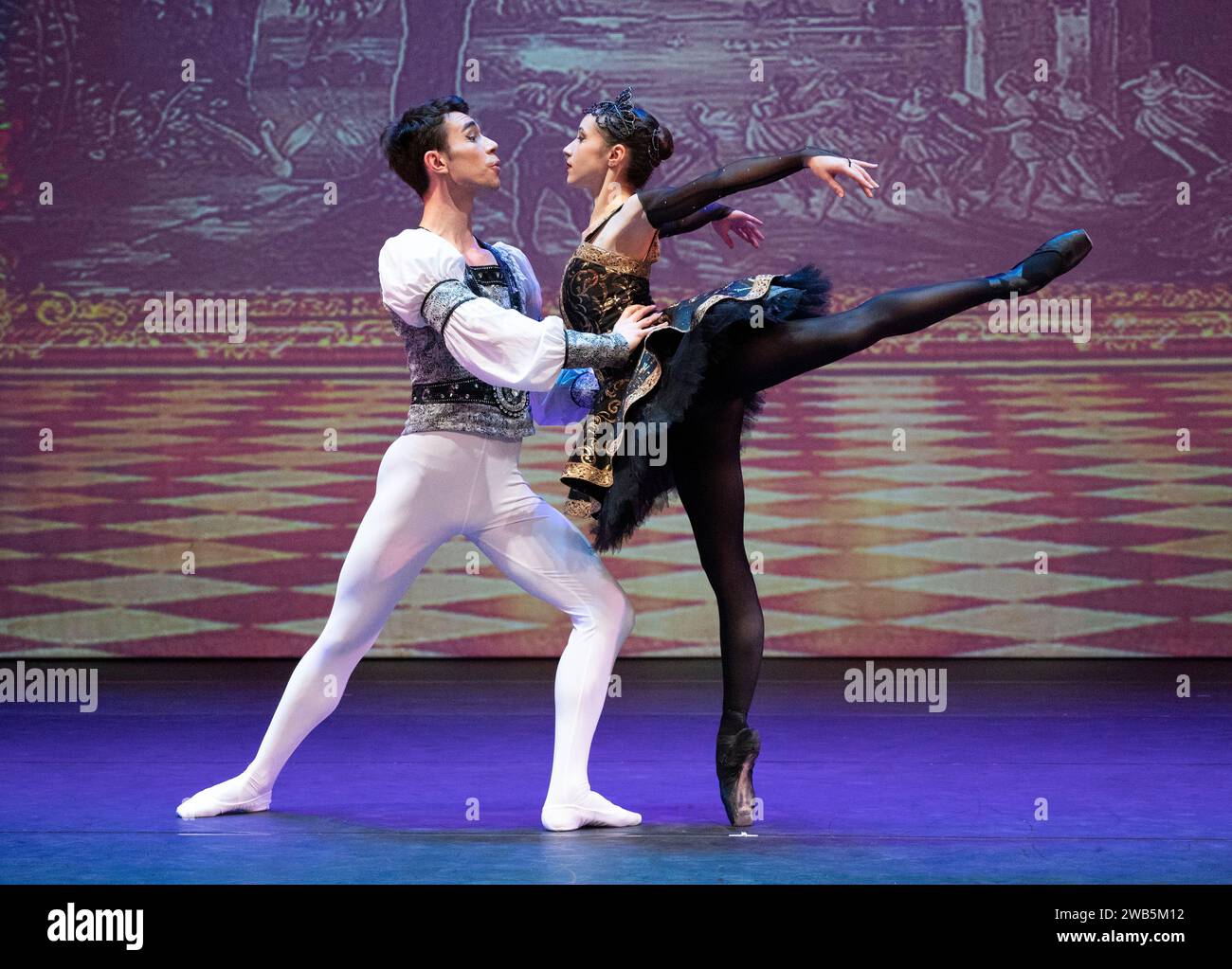 Vittório Scolè (Prinz Siegfried) und Andrea Conforti (Russischer Tanz) DIE WICHTIGSTEN TÄNZER DES INTERNATIONALEN BALLETTS VARNA, die den Schwanensee ZU BEGINN IHRER UK-TOUR 2024 auf dem IM BRISTOL HIPPODROME 5. januar 2024 Foto von Aled Hopkins Stockfoto