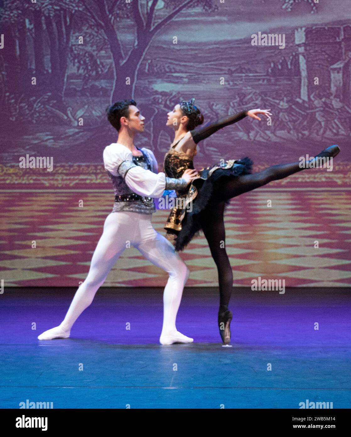 Vittório Scolè (Prinz Siegfried) und Andrea Conforti (Russischer Tanz) DIE WICHTIGSTEN TÄNZER DES INTERNATIONALEN BALLETTS VARNA, die den Schwanensee ZU BEGINN IHRER UK-TOUR 2024 auf dem IM BRISTOL HIPPODROME 5. januar 2024 Foto von Aled Hopkins Stockfoto