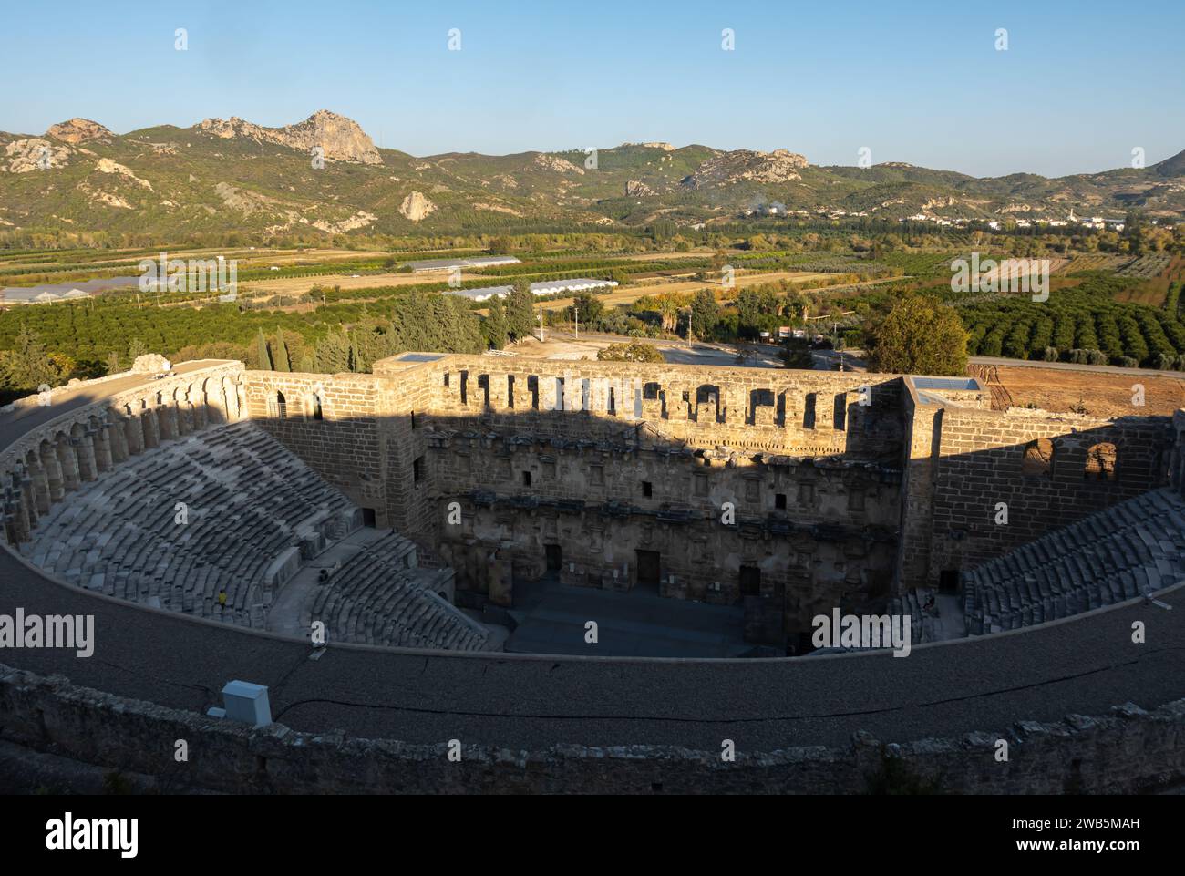 Aspendos Theater, Aspendos Amphitheater Blick auf die Felder szenischen Blick auf das türkische Antalya Stockfoto