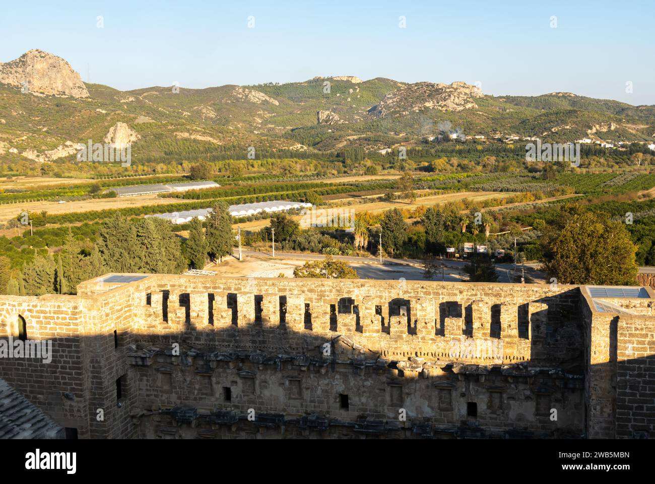 Aspendos Theater, Aspendos Amphitheater Blick auf die Felder szenischen Blick auf das türkische Antalya Stockfoto