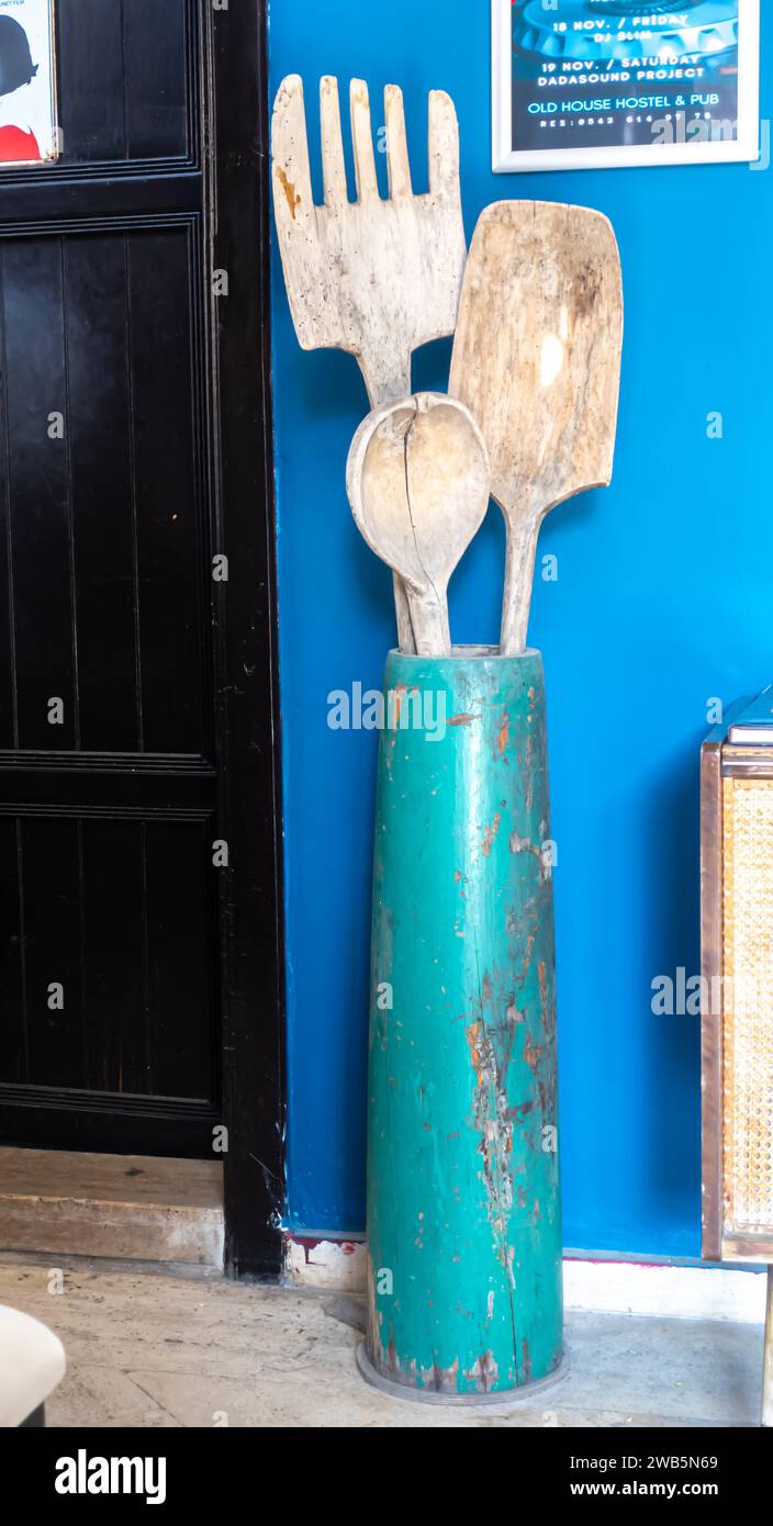 Besteck, Küchenutensilien, Holzskulptur, Skulptur mit Gabellöffel - Original-Dekor im Restaurant Antalya Turkey Stockfoto