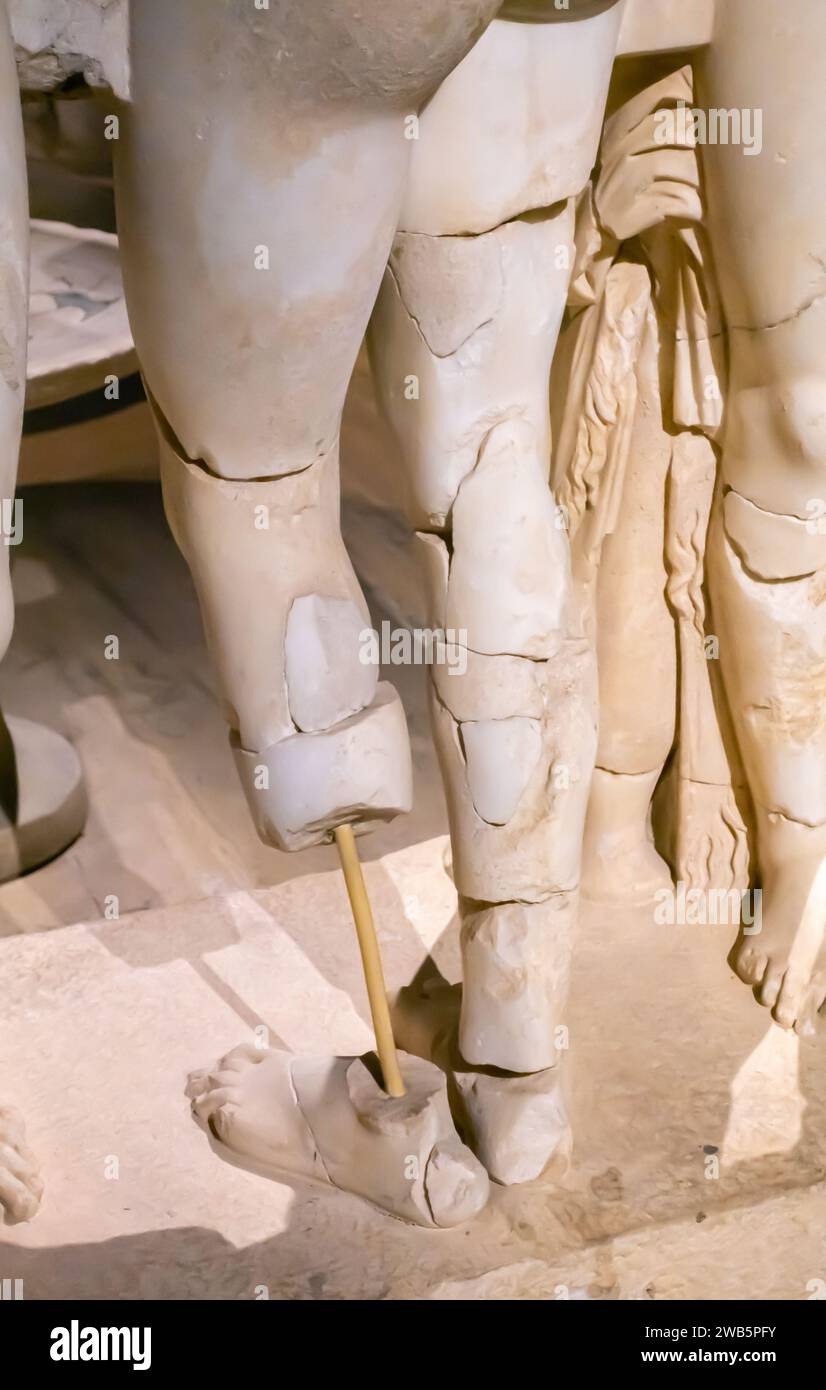Alte Skulptur Bein Prothetik Gerät, um die skulpturale Komposition zusammen zu halten. Antalya Museum Türkei Stockfoto