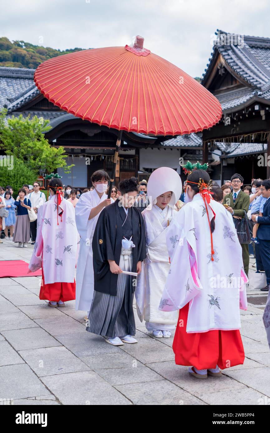 Traditionelle japanische Hochzeitszeremonie im Yasaka Jinja-Schrein. Stockfoto