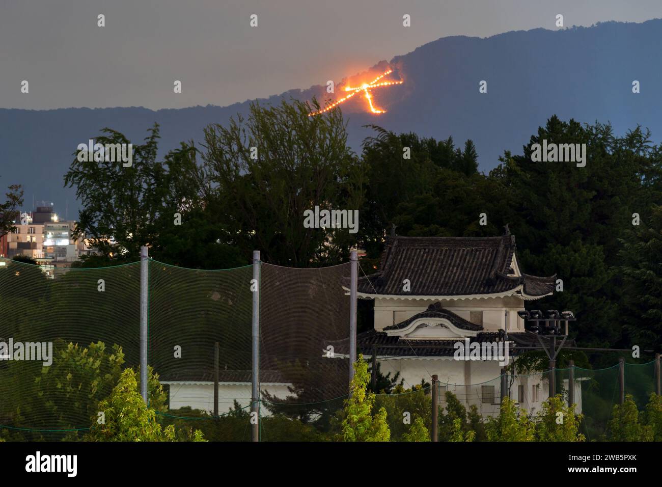 Gozan no Okuribi und Nijo Castle Turret. Kyoto City, Japan. Stockfoto