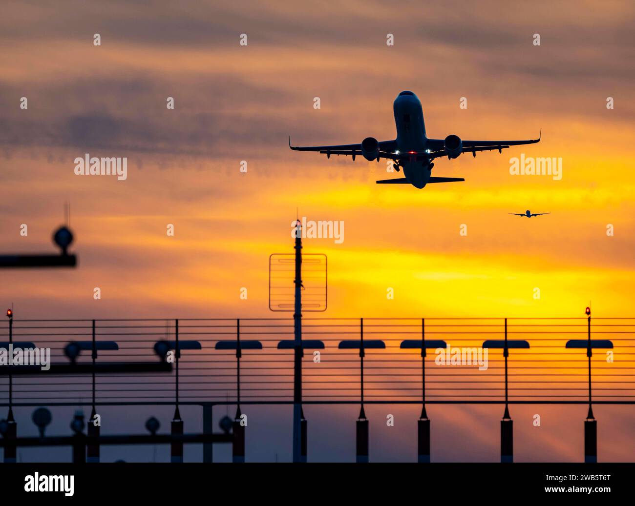 Landebahnbefeuerung, Anflughilfen, auf dem Flughafen Düsseldorf International, Sonnenuntergang, Flieger beim Start und im Landeanflug auf die Hauptbahn Süd, 05R/23L, NRW, Deutschland, Luftfahrt *** Start- und Landebahnbeleuchtung, Anflughilfen, am Flughafen Düsseldorf International, Sonnenuntergang, Flugzeuge, die auf der Südbahn starten und sich nähern, 05R 23L, NRW, Deutschland, Luftfahrt, Luftfahrt Stockfoto