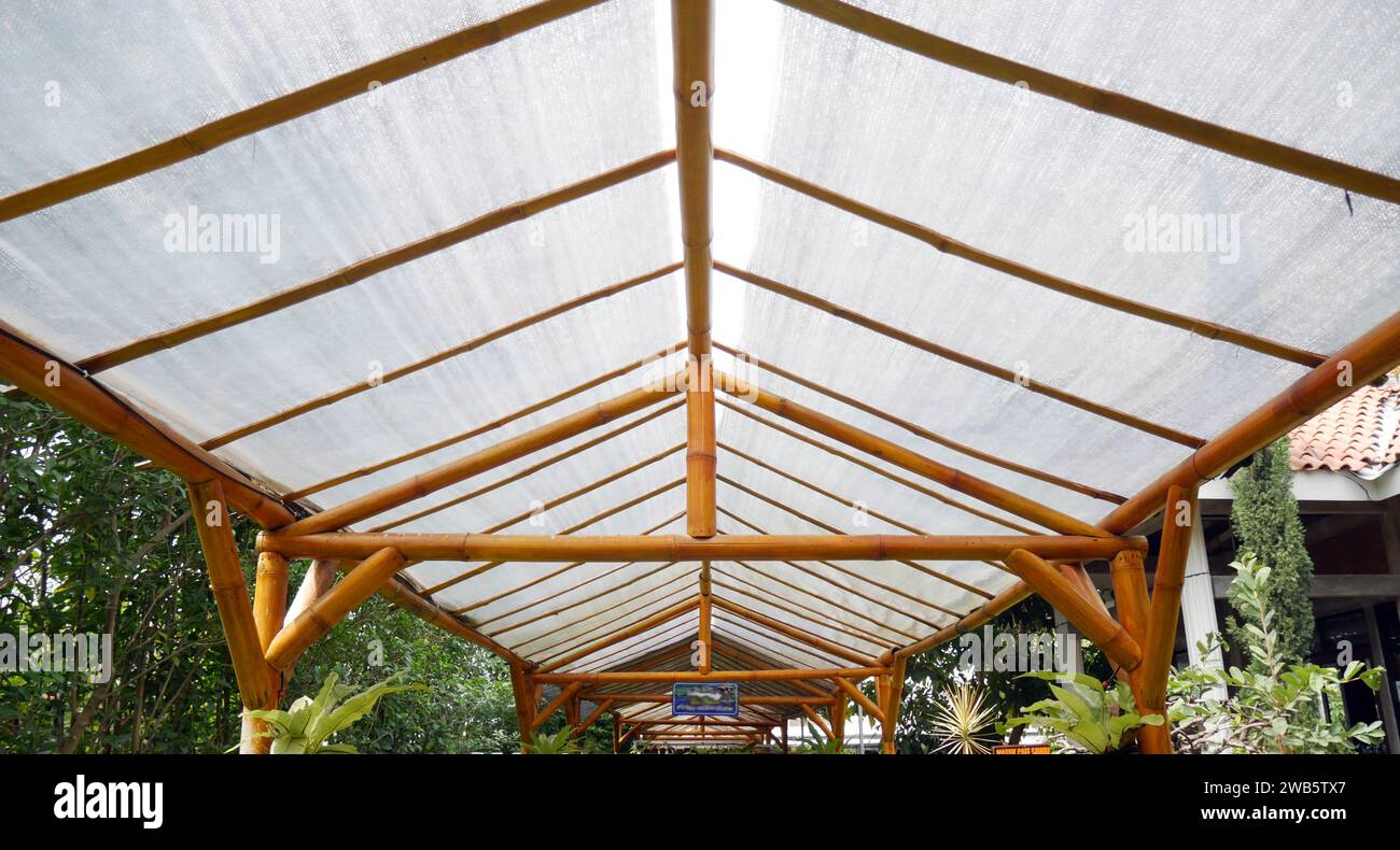 Der Bambus-Dachrahmen, der den Pavillon trägt, ist charmant. Langes Dach mit Bambusstützen. Stockfoto